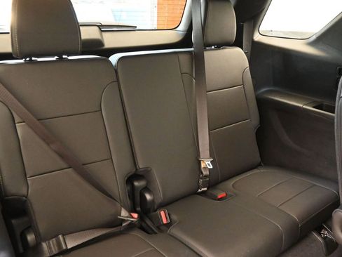 Used 2023 Chevrolet Traverse Premier image 21