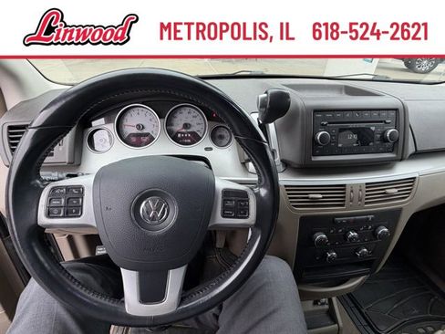 Used 2012 Volkswagen Routan SE image 12