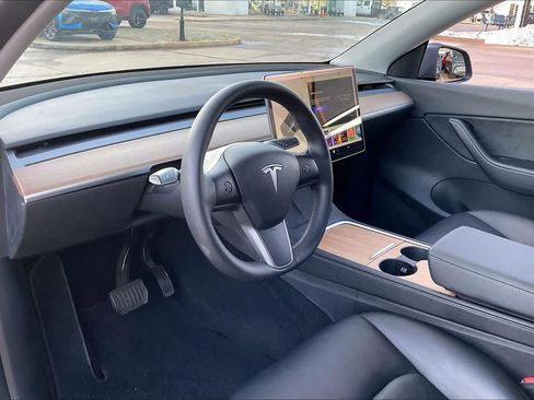 Used 2022 Tesla Model Y Long Range image 17