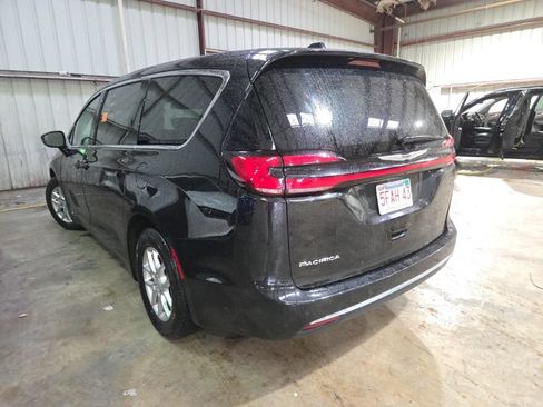 Used 2025 Chrysler Pacifica Select FWD image 8