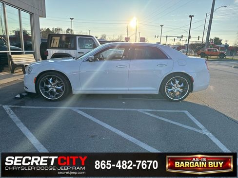 Used 2017 Chrysler 300 C image 2