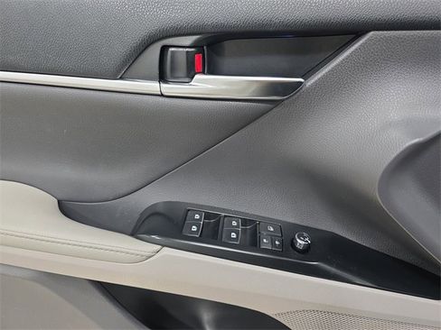 Used 2020 Toyota Camry XLE image 28