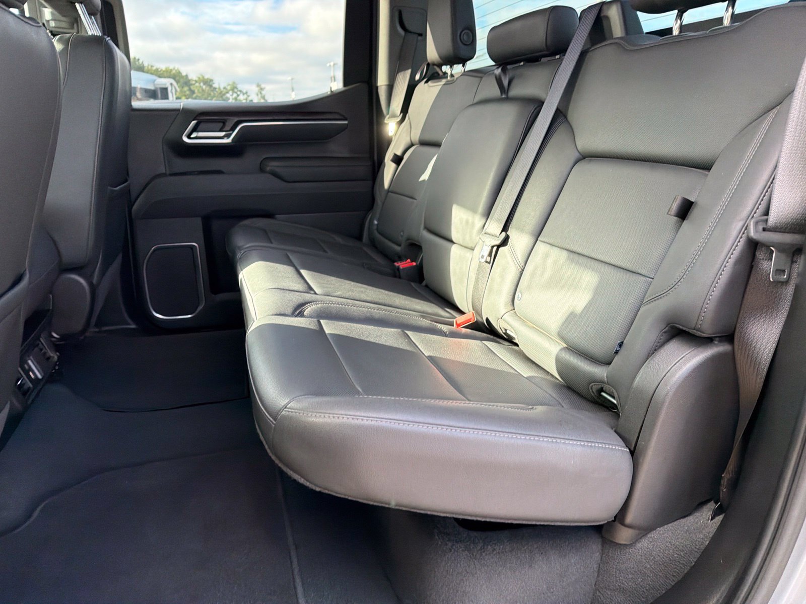 Used 2025 GMC Sierra 1500 SLT AWD/4WD image 12