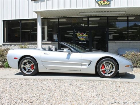 Used 2002 Chevrolet Corvette Coupe w/ Preferred Equipment Group2 RWD image 21