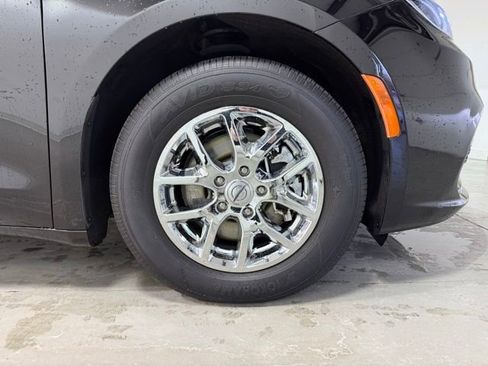 Used 2024 Chrysler Pacifica Touring-L image 31