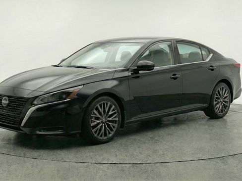 Used 2025 Nissan Altima 2.5 SV FWD image 3