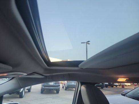 Used 2025 Toyota Sienna XLE image 18