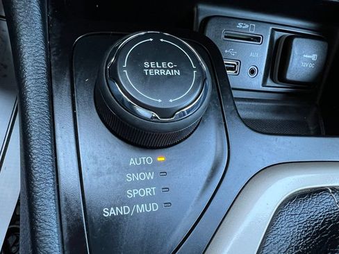 Used 2015 Jeep Cherokee Latitude w/ Cold Weather Group AWD/4WD image 35