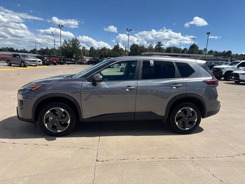 Used 2025 Nissan Rogue SV AWD/4WD image 4