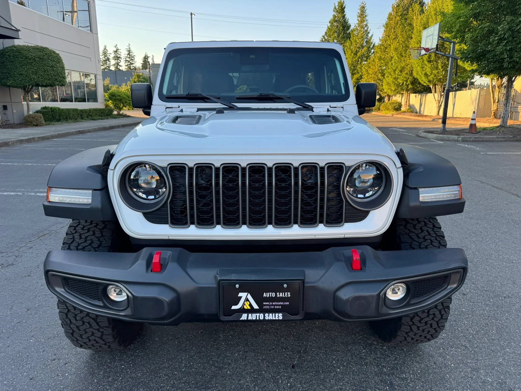 Used 2025 Jeep Wrangler Unlimited Rubicon AWD/4WD image 3