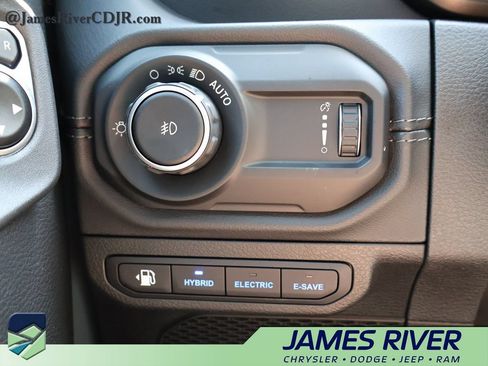 Used 2024 Jeep Wrangler Unlimited Sahara w/ Technology Group AWD/4WD image 29