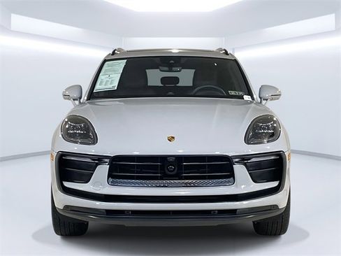 Used 2025 Porsche Macan image 2