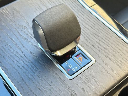 New 2026 Land Rover Range Rover Velar Dynamic SE image 25