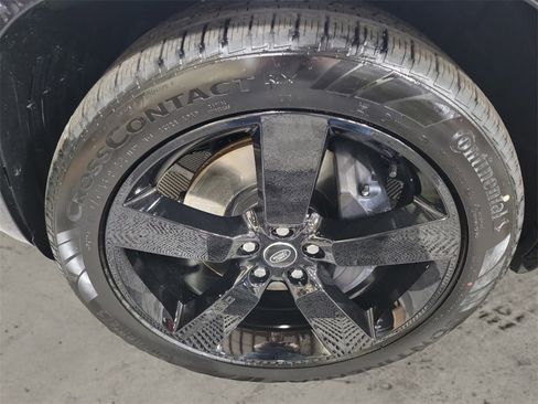 New 2025 Land Rover Defender 110 X-Dynamic SE image 9