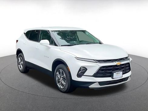 Used 2025 Chevrolet Blazer LT FWD image 3