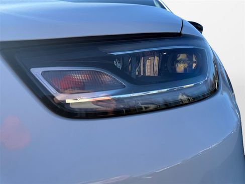 Used 2023 Chrysler Pacifica Limited w/ Uconnect Theater Family Group image 22