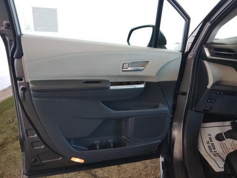 Used 2022 Toyota Sienna XLE w/ XLE Plus Package FWD image 22