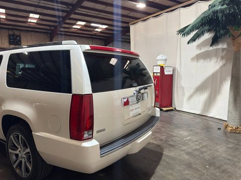 Used 2010 Cadillac Escalade ESV Premium AWD/4WD image 16