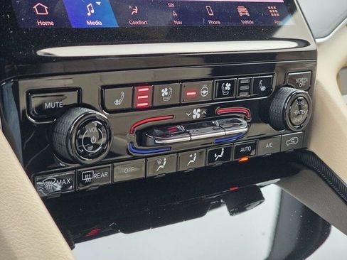 New 2025 Jeep Grand Cherokee Limited w/ Luxury Tech Group II image 38