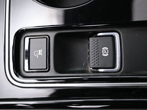 Used 2017 Jaguar XE Premium image 32