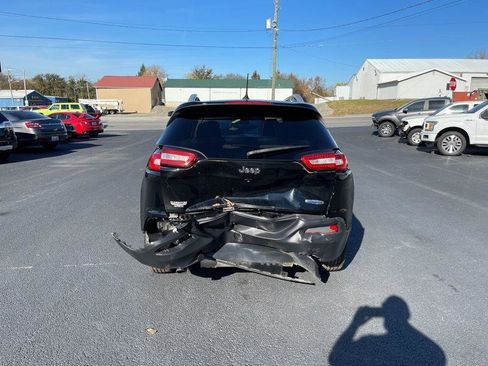 Used 2018 Jeep Cherokee Latitude FWD image 4