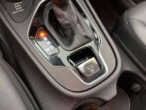 Used 2021 Jeep Cherokee Limited image 34