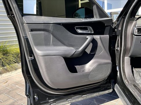Used 2018 Jaguar F-PACE Premium image 23