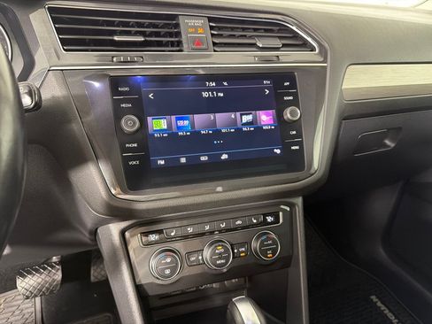 Used 2018 Volkswagen Tiguan SE w/ Panoramic Sunroof Package FWD image 16