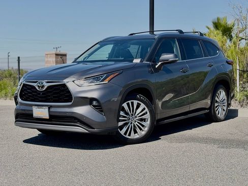 Used 2024 Toyota Highlander Platinum AWD/4WD image 2