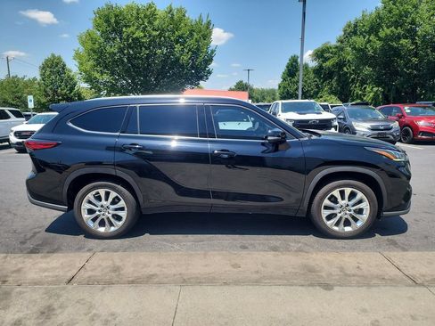 Used 2023 Toyota Highlander Limited FWD image 9