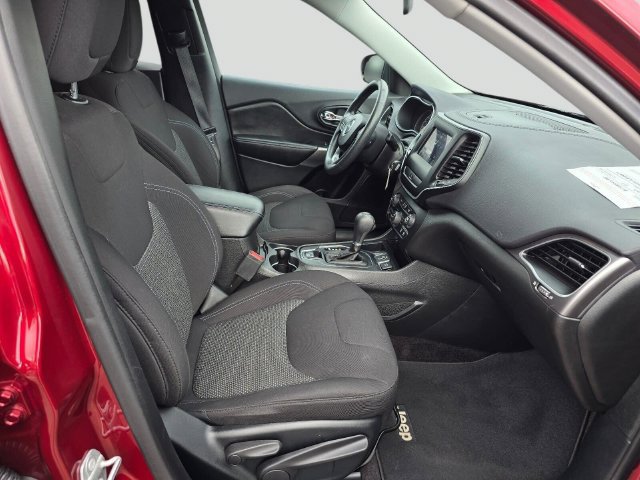 Used 2019 Jeep Cherokee Latitude w/ Popular Appearance Group FWD image 11