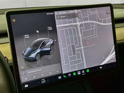 Used 2024 Tesla Model Y Long Range AWD/4WD image 19