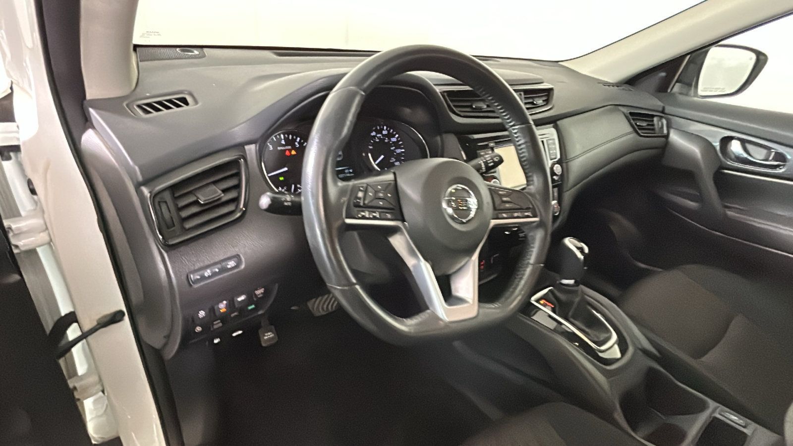 Used 2017 Nissan Rogue SV AWD/4WD image 17