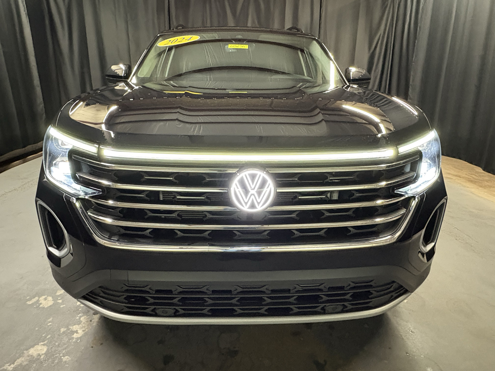 Used 2024 Volkswagen Atlas SE FWD image 2