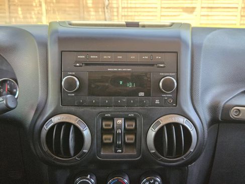 Used 2015 Jeep Wrangler Unlimited Sport w/ Quick Order Package 24S AWD/4WD image 17