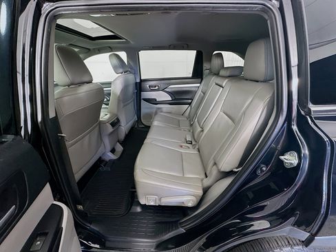 Used 2019 Toyota Highlander XLE image 30