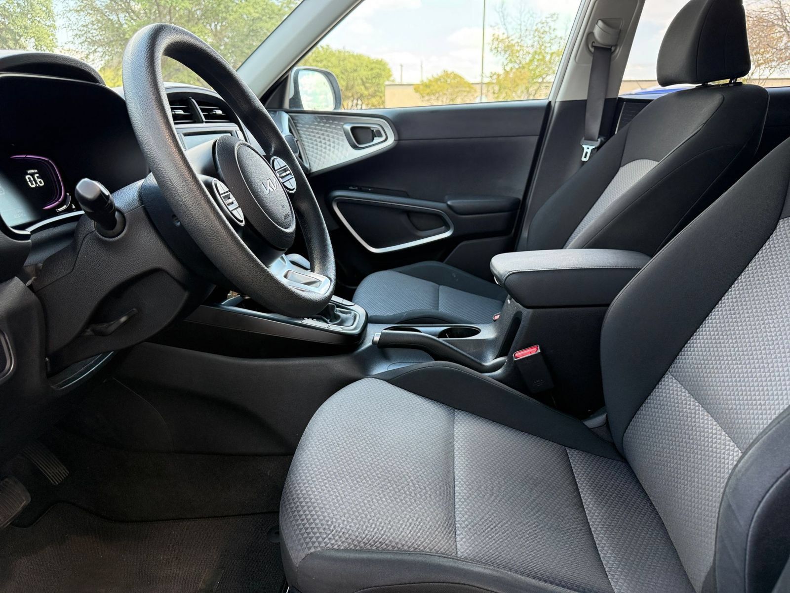 Used 2025 Kia Soul LX w/ LX Technology Package FWD image 26