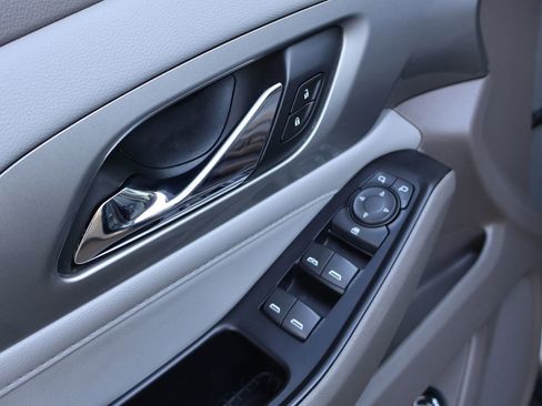 Used 2018 Chevrolet Traverse LT image 20