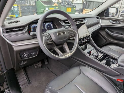 Used 2023 Jeep Grand Cherokee Limited image 11