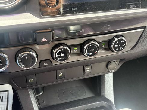 Used 2017 Toyota Tacoma TRD Sport AWD/4WD image 17