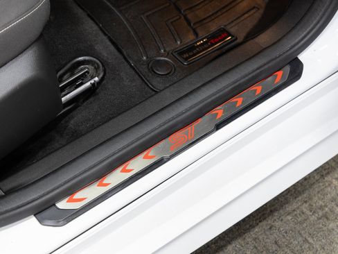 Used 2017 Ford Focus ST image 21