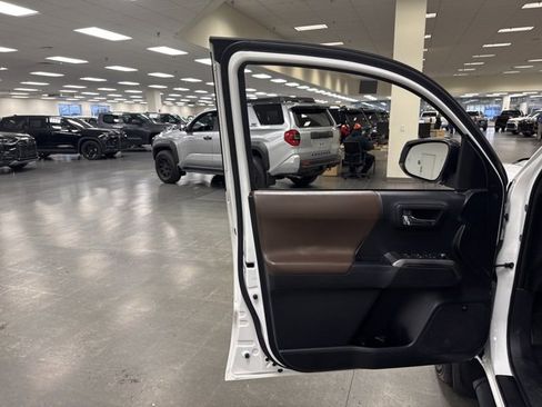 Certified 2018 Toyota Tacoma Limited image 16