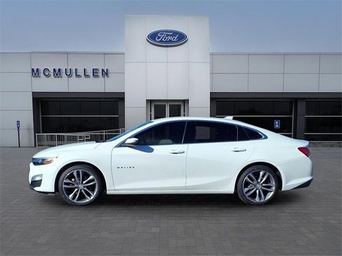 Used 2022 Chevrolet Malibu LT image 2