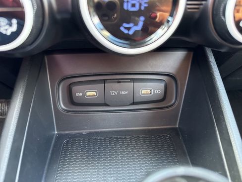 Used 2022 Hyundai Venue Limited image 30