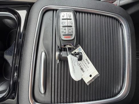 Used 2024 Chrysler Pacifica Limited FWD image 41