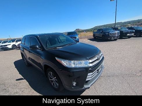 Used 2019 Toyota Highlander XLE AWD/4WD image 3