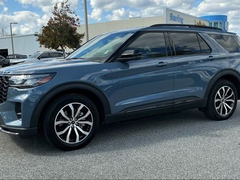 Used 2025 Ford Explorer ST-Line w/ Premium Package image 2