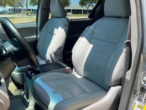 Used 2015 Toyota Sienna XLE w/ XLE Navigation Package FWD image 20