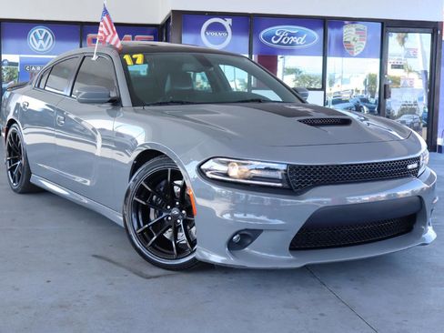 Used 2017 Dodge Charger R/T image 2