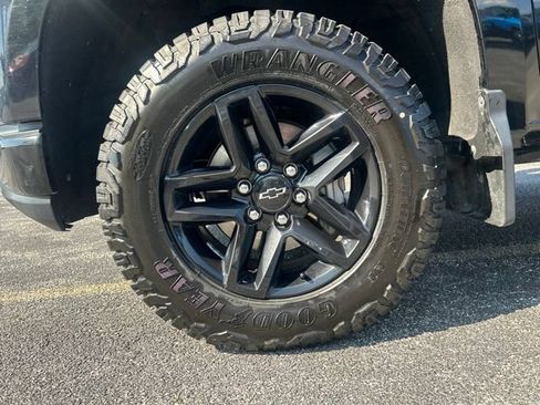Used 2019 Chevrolet Silverado 1500 Custom Trail Boss w/ Custom Convenience Package AWD/4WD image 5